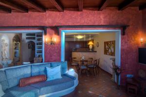 圣乌尔苏拉Nido Paraiso的客厅配有蓝色的沙发和桌子