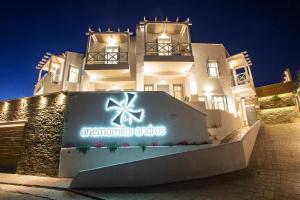 安德罗斯Anemomiloi Andros Boutique Hotel的前面有标志的建筑