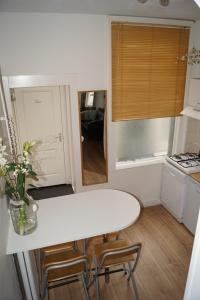 赞德沃特赞德沃特星星公寓酒店的小厨房配有白色台面和桌子