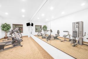 PearsallBaymont by Wyndham Pearsall的健身房设有跑步机和椭圆机