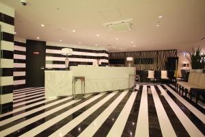 神户神户站百夫长大酒店的大堂铺有黑白条纹地板