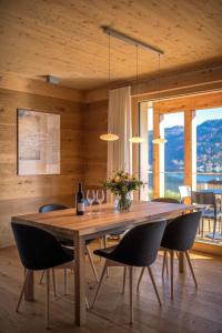 安嫩海姆Atelier Ronacher的一间带木桌和椅子的用餐室