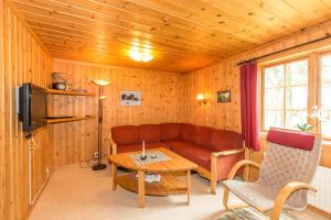 LjusnedalSörmons Stugby的客厅配有沙发和桌子