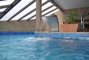 伊斯拉Apartamentos Spa Casco Historico de Isla的一个带喷泉的游泳池