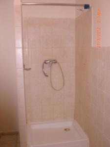 科林考帕奇15号酒店的浴室配有淋浴和卫生间。