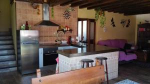 LancharejoCasa Rural Rosa Magica的厨房配有冰箱和台面