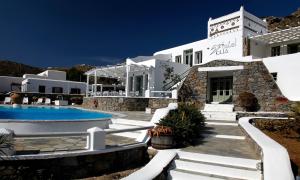 图罗斯欧丽雅酒店的一座别墅,在一座建筑前设有一个游泳池