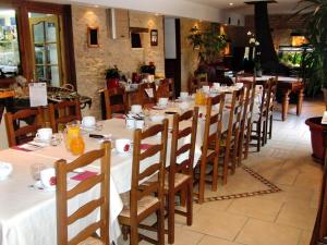 萨尔拉拉卡内达Chambres d'hôtes Les Peyrouses的一间带长桌和椅子的用餐室