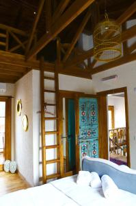 塞尔丘克伊比利酒店的一间卧室设有一张床、梯子和门