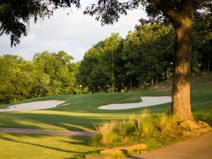 塔尔萨Hard Rock Hotel & Casino Tulsa的前场上种有树的高尔夫球场