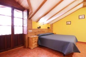 SámanoPosada Casa Rosalia的一间卧室设有一张床和一个大窗户
