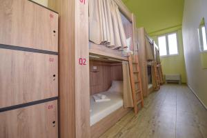Hostel Zrće All Inclusive- ALL YOU CAN DRINK AND EAT!客房内的一张或多张双层床