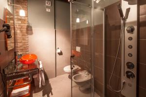 费拉拉迪亚曼蒂纳公寓酒店的带淋浴和卫生间的浴室