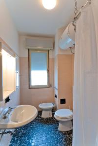 比比翁Apartment in Bibione 24425的浴室配有白色水槽和卫生间。