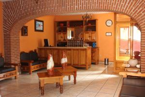 瓜纳华托Hotel Camino de Villaseca的一间带拱门的客厅和一间带桌子的客厅