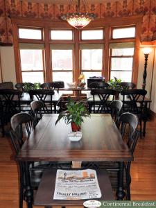 尚佩恩香槟花园住宿加早餐旅馆的用餐室设有桌椅和窗户。
