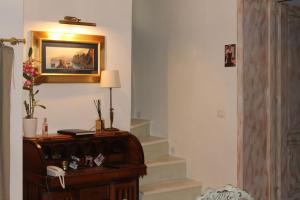 巴里Torre Tresca B&B的带台灯和楼梯的桌子的房间