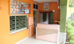 马尔万Hotel Anjali Lodge Malvan的餐厅拥有橙色的墙壁和一扇带窗户的门