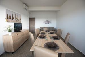 奇维塔韦基亚La Casa del Porto Apartment的用餐室配有长木桌子和椅子