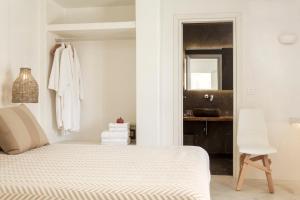 斯泰里达Naxian Collection - Small Luxury Hotel of the World的白色卧室设有床铺和水槽