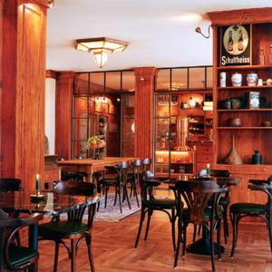 卑尔根考夫曼斯霍夫罗曼蒂克酒店的一间在房间内配有桌椅的餐厅