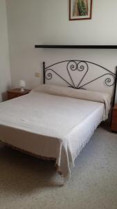 维辛达里奥Room Sol Vecindario Gran Canaria的一张带白色床罩和心床头板的床