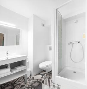 沙托盖The Originals Access, Hôtel Clermont-Ferrand Nord的带淋浴和卫生间的白色浴室