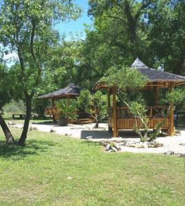 昂迪兹乐封地德安迪兹露营地的树木繁茂的公园内的木制凉亭