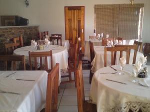 温特和克穆昂吉旅行山林小屋的用餐室配有带白色桌布的桌子