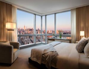 纽约多米尼克酒店的一间卧室设有大窗户,享有城市景观