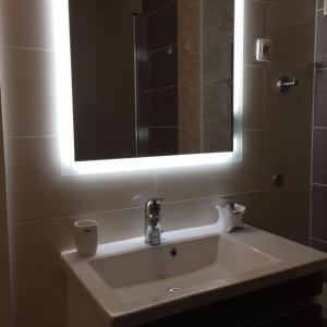 扎普雷希奇Angelina Apartment的浴室设有白色水槽和镜子