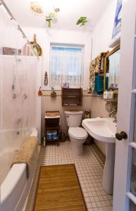 希洛Hale Kawehi B&B Guesthouse的浴室配有卫生间、浴缸和水槽。
