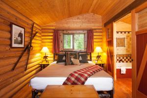 菲尔德教堂山旅馆酒店的小木屋内一间卧室,配有两张床