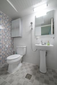 仁川市梦之旅旅馆的白色的浴室设有卫生间和水槽。