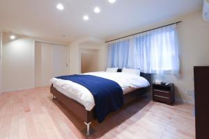 东京奢华新度假屋的一间卧室设有一张大床和一个窗户。