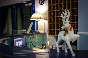 卡塔尼亚米拉马雷酒店的一只玩具驯鹿坐在桌子上