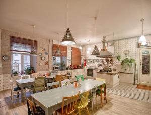 圣彼得堡Soul Kitchen的厨房以及带桌椅的用餐室。