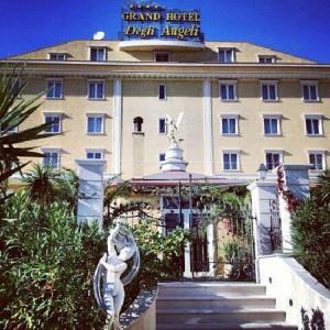 圣乔瓦尼·罗通多Grand Hotel degli Angeli的前面有雕像的建筑