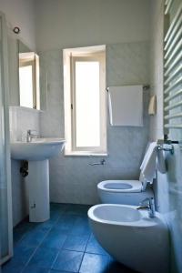 比萨Francesca House的一间带水槽和卫生间的浴室以及窗户。