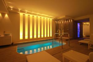 圣多米诺加比阿诺酒店的一间位于客房内的带游泳池的浴室