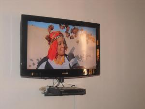 泰赫瑙特Dar Aicha的电视上放着一张女人的照片