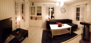 HerrängHaga gård och Stall的客厅配有沙发和桌子