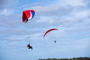 拉佩德雷拉Pueblo Barrancas的两个人在空中玩风筝