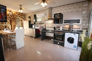 埃尔斯波夫莱特斯Villa Brownies的厨房配有洗衣机和烘干机