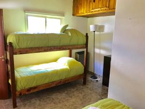 厄尔查尔坦科莫瓦加公寓的客房设有两张双层床和一扇窗户。