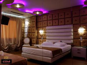 卡罗尔酒店客房内的一张或多张床位