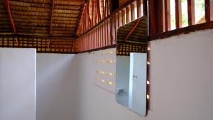 高兰安达曼向日葵酒店的一间设有两面白色墙壁和窗户的房间