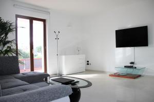 卡萨马西马L'Angolo di Pietra的带沙发和电视的客厅