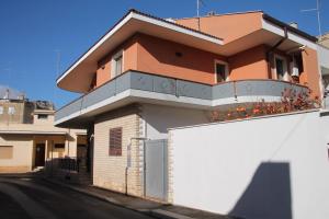 卡萨马西马L'Angolo di Pietra的带阳台的房子