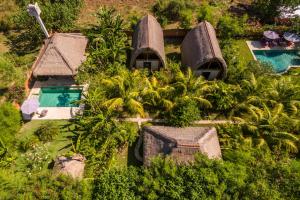 佩母德兰Rhipidura Bungalows by Phocéa的享有带游泳池的度假村的空中景致